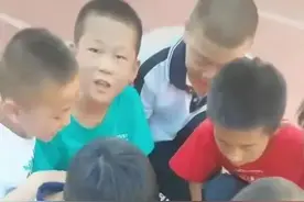 爱你孤身走暗巷，爱你不跪的模样......小学生为啥都爱唱《孤勇者》？图片