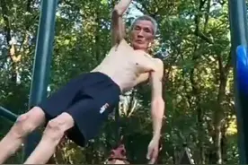 硬核“炫腹”！70岁大爷8年练出8块腹肌图片