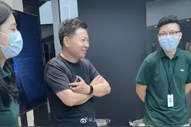 余承东穿凉鞋体验理想L9 最后笑嘻嘻地走了 信心爆棚？图片