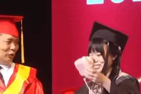 温州一高校毕业典礼上，女生自带拍立得与校长合影，校长表情亮了……图片