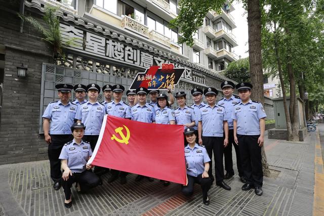 “全国公安机关爱民模范集体”黄瓦街派出所：巷子可以窄 但为民服务的思路要宽