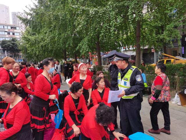 “全国公安机关爱民模范集体”黄瓦街派出所：巷子可以窄 但为民服务的思路要宽