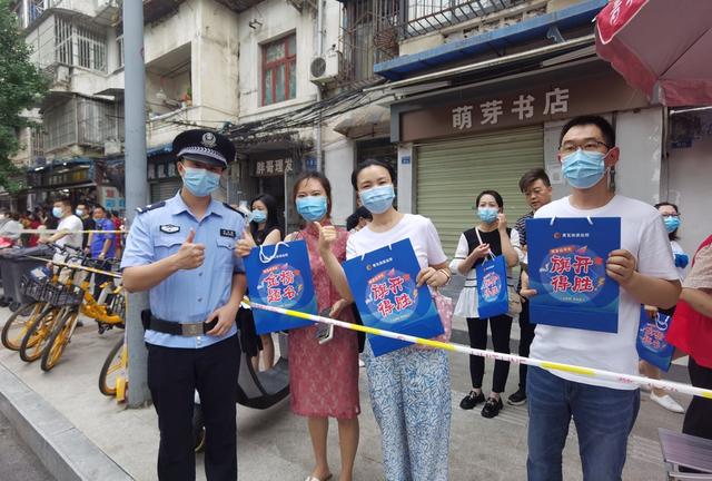 “全国公安机关爱民模范集体”黄瓦街派出所：巷子可以窄 但为民服务的思路要宽