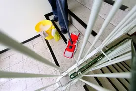 澳洲清洁工工资飙升，最少年薪40万元，依旧招人难图片