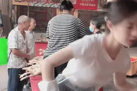 “卖鱼女”因高颜值网络爆红 对话当事人：为增收做直播，背后无团队，曾拒网红公司包装图片