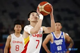 全能发挥！孙铭徽首发出战32分钟 6中5得到13分6板7助2断1帽图片