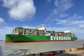 世界最大集装箱班轮靠泊上海洋山深水港，刷新历史纪录图片