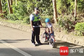 保亭一10岁男孩独自骑车上路 交警发出安全提醒图片