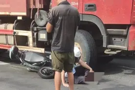 惊险！海口一大货车转弯时与电动车相撞 交警提醒：路遇大货车要保持距离图片