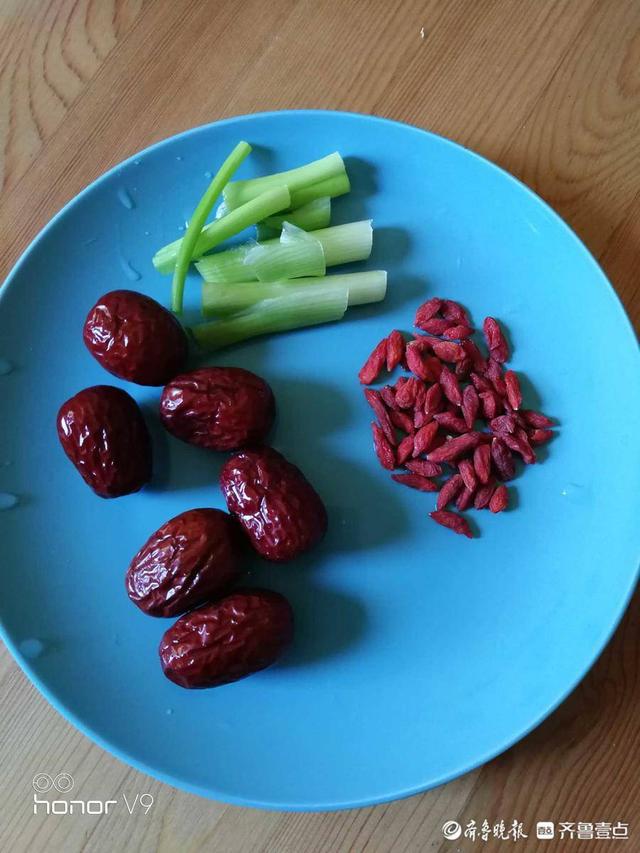 红枣鸡腿花胶 2026年花胶红枣炖鸡脚的功效