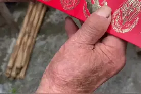 心愿达成！义乌百岁老人做扫帚攒5万元助学后续：今天老人资助的孩子来看他了图片