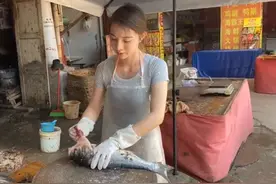 四川卖鱼女子因高颜值走红，回应：未来打算带货，想让家人生活变得更美好图片