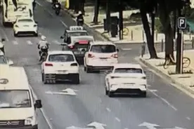 拘留！男子“路怒症”发作 多次别停摩托车图片