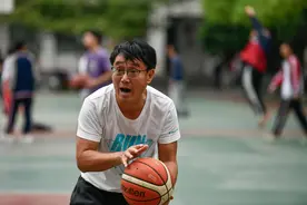 40年忠一事，“篮球疯子”让山区女孩“篮球”“大学”梦双圆图片