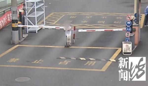 外婆稍没留神，5岁女童滑板上公路溜了5公里……太危险