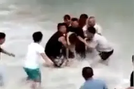 4岁女童被巨浪卷入海中多人接力冲进浪中救人，对话施救者视频封面