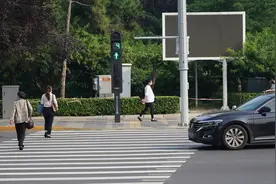 父亲让幼童把控方向盘开车上路，安全驾驶岂可“儿”戏图片