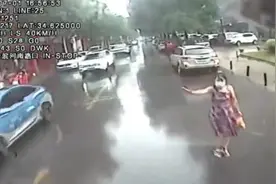 公交车秒变“校车”！被这一幕暖到了图片