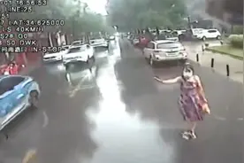 公交车秒变“校车”！被这一幕暖到了图片