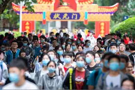 全炫宇三考北大背后的衡中复读班：一年学费最低25000元 跨省考生约两成图片