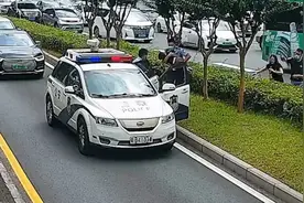 偶遇绝望母亲路边求助，民警一路狂奔“冲”入医院图片