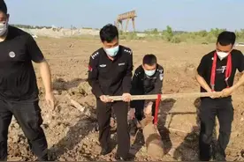 吉林市一工地挖出一枚重达53千克的炮弹图片