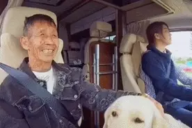 那个捡来的女孩长大了，买房车带养父环游中国……图片