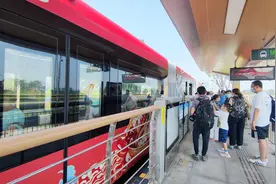 “地铁”跑上马路？实测亮相成都的智轨列车：乘坐体验平稳，技术上可实现无人驾驶图片