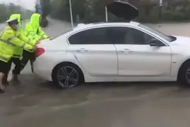 大雨中的温暖！滨州开发区交警帮助涉水熄火驾驶员推车图片