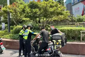 铁骑救助中暑外卖小哥 被路过外卖小哥送饮品图片