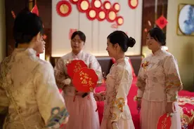 走近“00后”职业伴娘：2年见证41对陌生新人的幸福图片