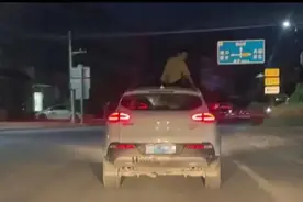 险！车还在开，熊孩子爬上车顶玩图片