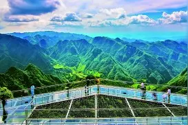 雄关漫道真如铁，我们跨越再跨越图片