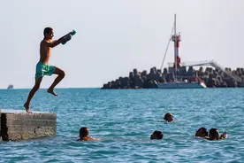 俄罗斯索契天气炎热 民众涌入海滩戏水享清凉图片