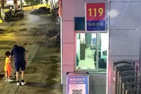 哥哥住院，5岁弟弟独自出门去找哥哥迷路大哭，幸被消防员发现图片