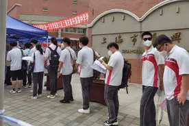 直击上海高考现场：全家穿红衣送考，“最牛陪考团”也来了图片