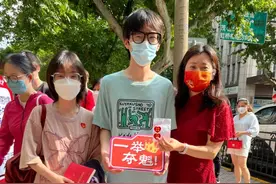 直击上海高考丨三年前为哥哥送考，三年后为妹妹送考，卢高这位红衣老师还给全年级准备了祝福贴纸图片