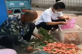 卖桃大爷蹲在墙角边啃白饼，半天都没生意，好心男子买桃还帮吆喝图片