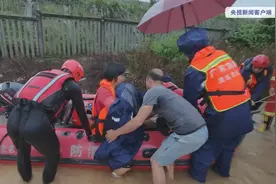 广东茂名强降雨致14人被洪水围困 消防部门紧急救援转移图片