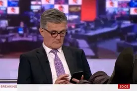尴尬！直播画面突然切回演播室，BBC主播被拍到双脚翘桌看手机图片