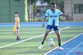 这个非洲娃有几十万粉丝：一口地道蒲江话，热爱足球篮球和茶艺图片