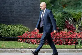 英国政坛巨震，超40名官员突然辞职，多数民众要求首相下台图片