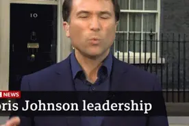 直播画面突然切回演播室，BBC主播被拍到双脚翘桌看手机图片