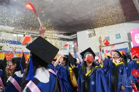 一人一墩、“元宇宙”礼物……广东高校花式送别毕业生图片