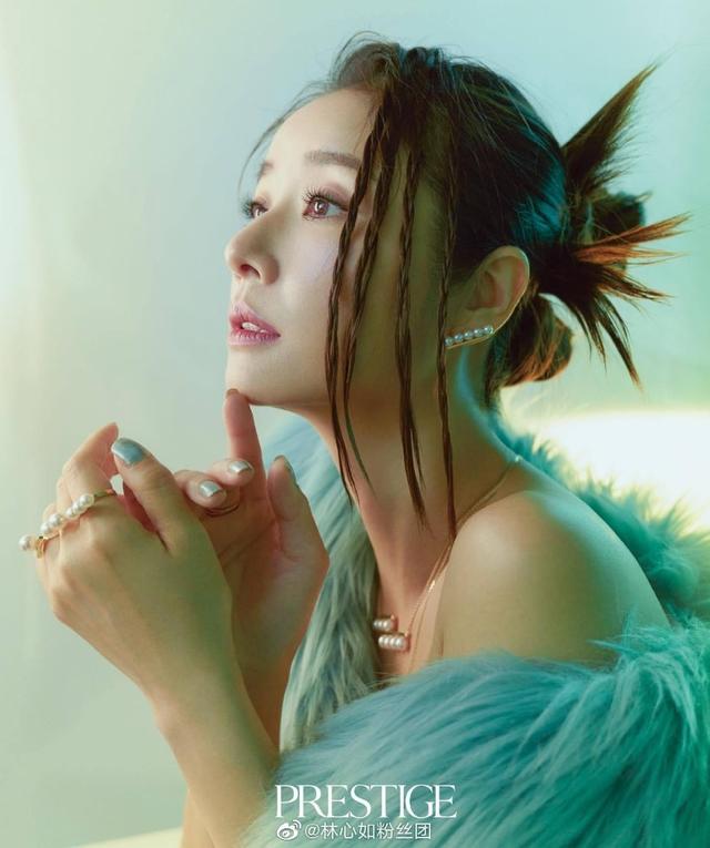 林心如羽毛上衣脏辫造型酷飒 不惧怼脸拍摄散发清冷气质