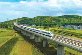 高铁跑出旅游加速度图片