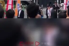 日媒：枪手用的黑色自制枪支或为3D打印制作，伪装成照相机作案图片