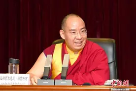 班禅与年轻活佛共话爱国情怀图片