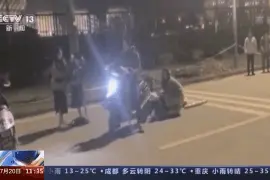 一个打耳洞都怕疼的姑娘，为同学挡了8刀……图片