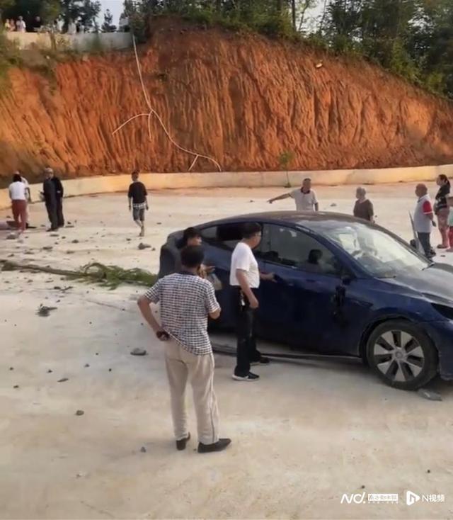 重庆一特斯拉失控撞人致2死4伤，司机已被控制！现场曝光